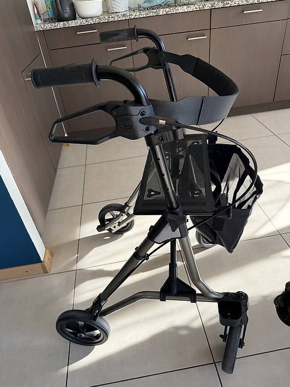 Ausili per la deambulazione: Rollator Top Zustand, Pliable, Léger, comme Neuf! – Usato da Botyre (Ayent) venduto da Claude-EvelyneS