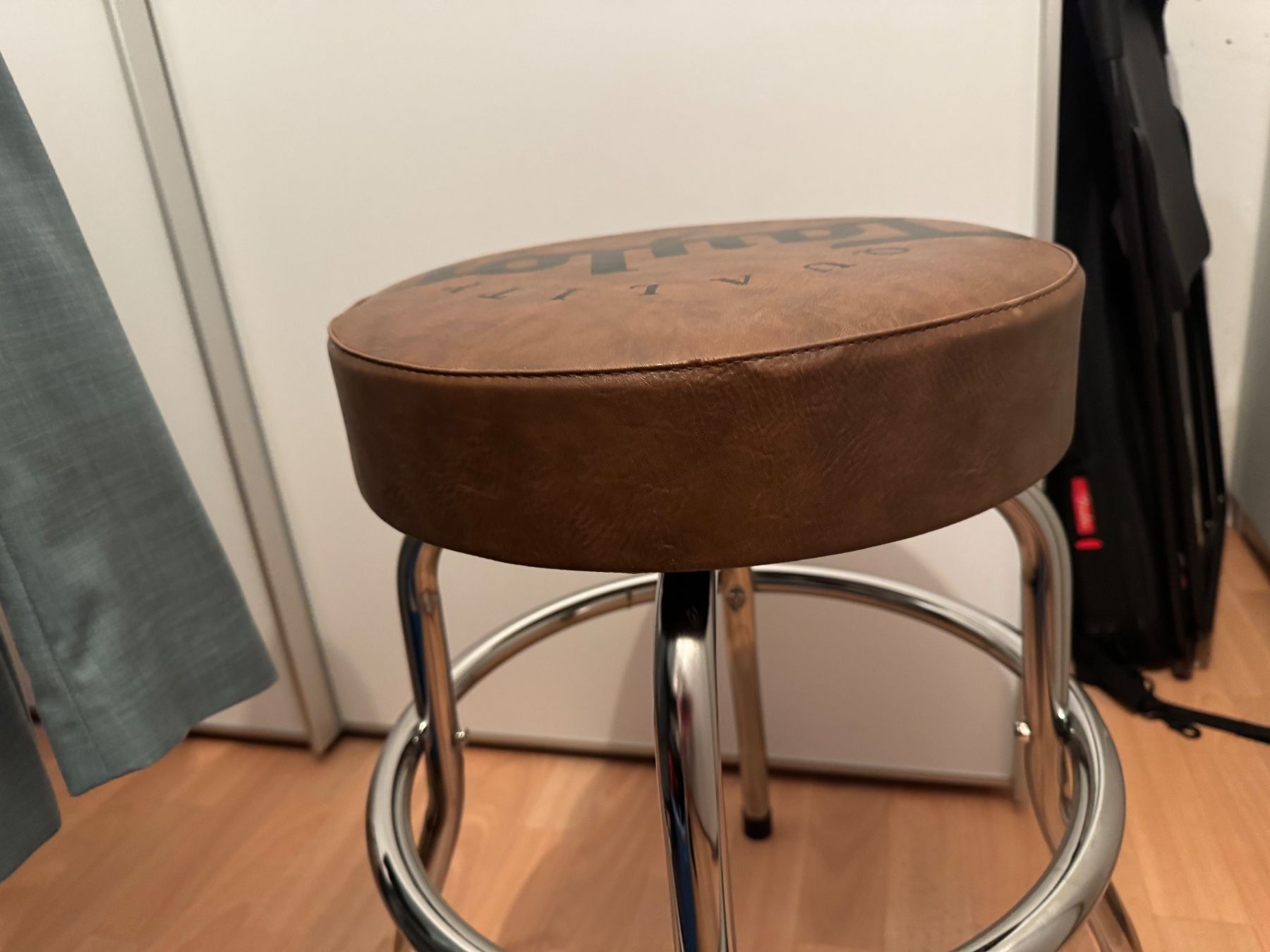 Hocker: Gitarrenhocker Taylor – Neu (gemäss Beschreibung) aus Oberlunkhofen von ste_vtj5 5