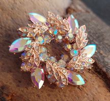 Wunderschöne Brosche in Roségold mit Regenbogen-Steinen 5 cm