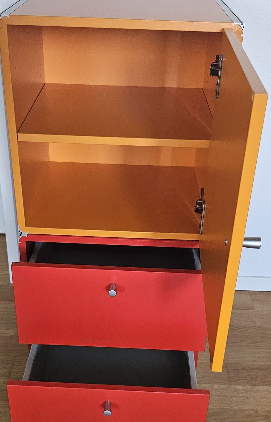 Cassettiere: Kasten orange und rot mit Türen ca. 35cm – Usato da Horw venduto da Sandra_Luzern 2