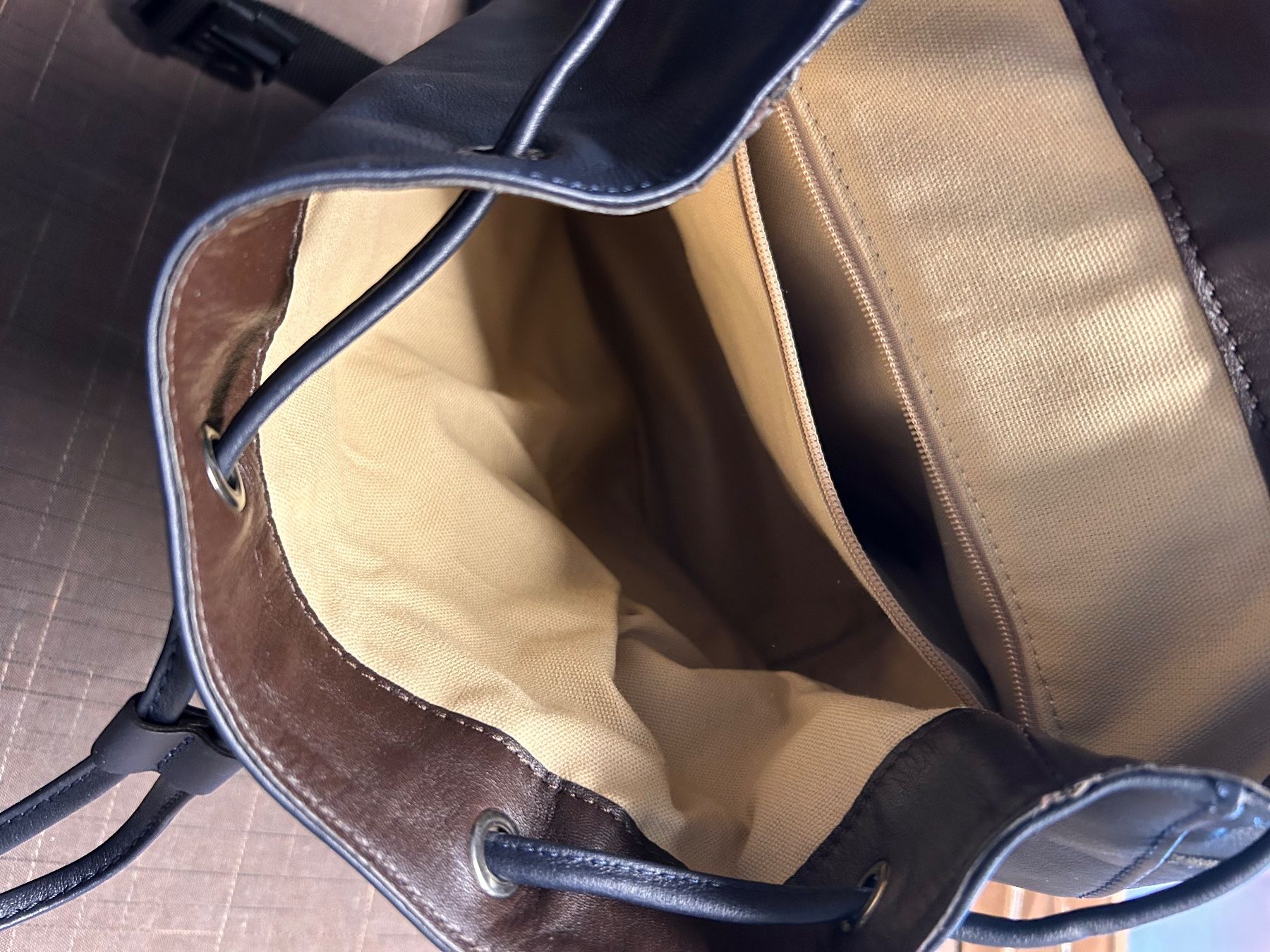 Longchamp Zaini: Longchamp Rucksack in dunkelblauem Leder – Nuovo (secondo la descrizione) da Trin venduto da kreadiva 2
