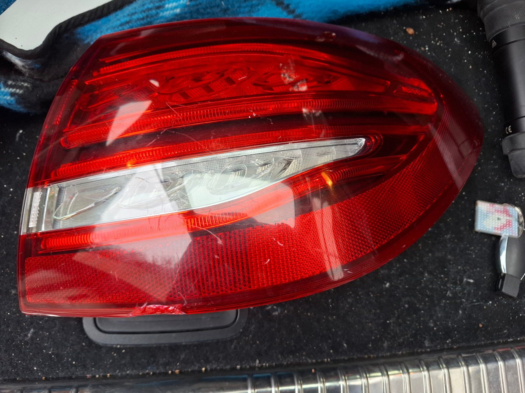 Mercedes-Benz Tutti pezzi di ricambio auto: Mercedes S205 Rückleuchte rechts – Usato da Birmensdorf ZH venduto da Ducati025 1