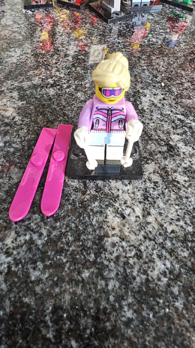 Lego Statuette: Lego Figur Skifahrerin Winter – Nuovo (secondo la descrizione) da Basel venduto da ros_hc58