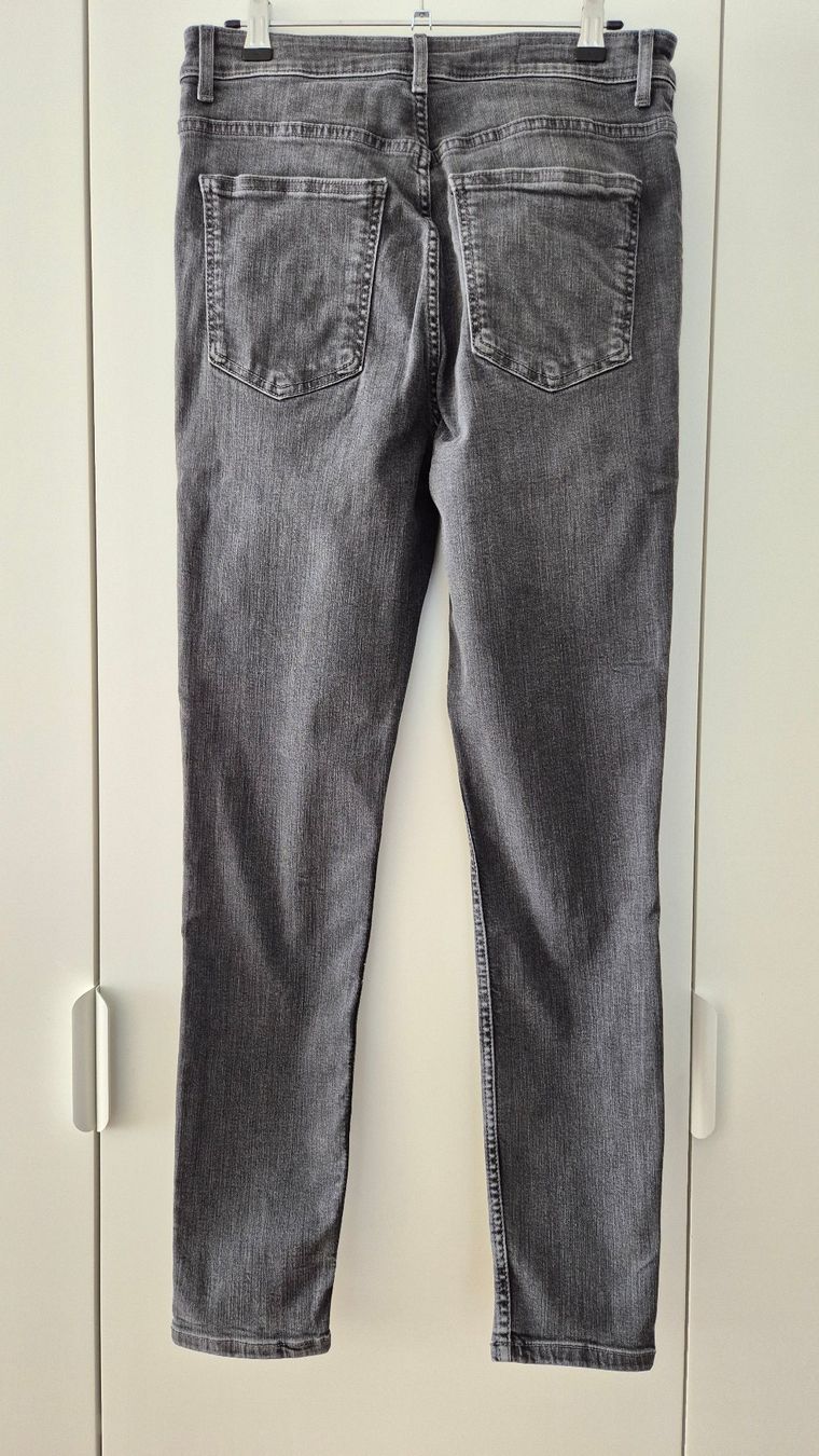 Zara Jeans: ZARA Skinny Stretch-Jeans, grau, Gr. 40 – Gebraucht aus Münchenstein von Trinity 2
