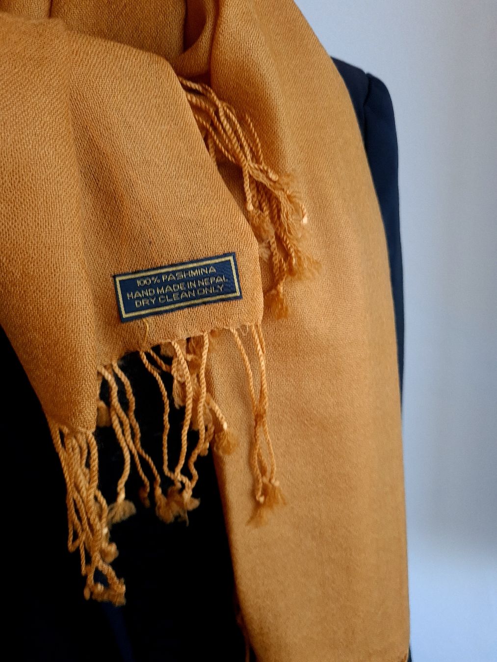 Foulard & Sciarpe: Écharpe  en cachemire pashmina, couleur moutarde – Nuovo e nell'imballaggio originale da La Chaux-de-Fonds venduto da Luxary.25cachmirepro 7