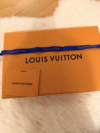 Boîte Vuitton ruban et carte