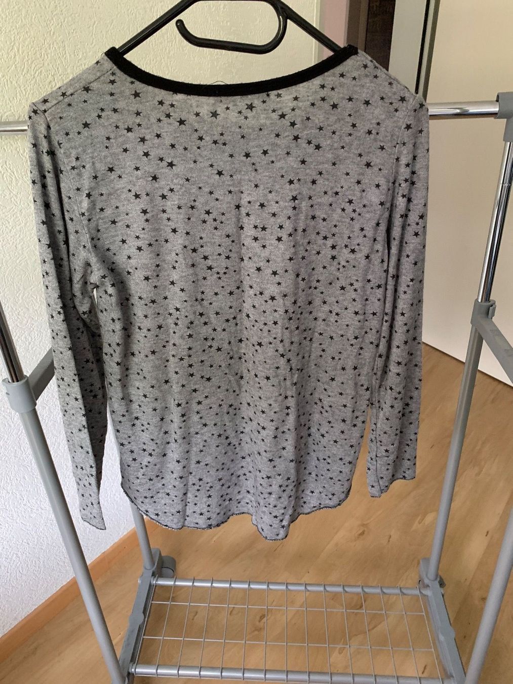 Pullover & Sweatshirts: Pullover grau mit Sternen – Gebraucht aus Eichberg von Jaasaa96 1