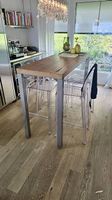 Exklusiver Bartisch mit Kartell Barhocker