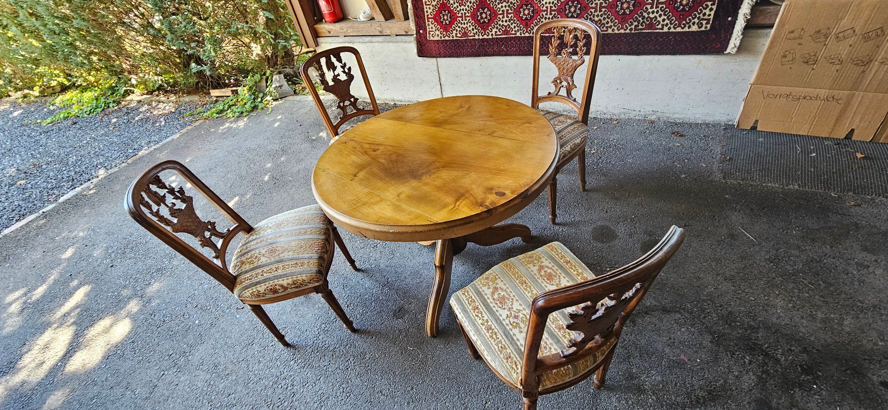 Set di tavolo e panche: Antiker Tisch/rund + 4 Stühle – Usato da Walchwil venduto da Shells1 1