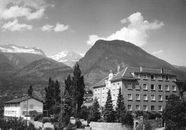 Ilanz GR Ilanz Mehrstöckiges Gebäude Bergen Hintergrund G