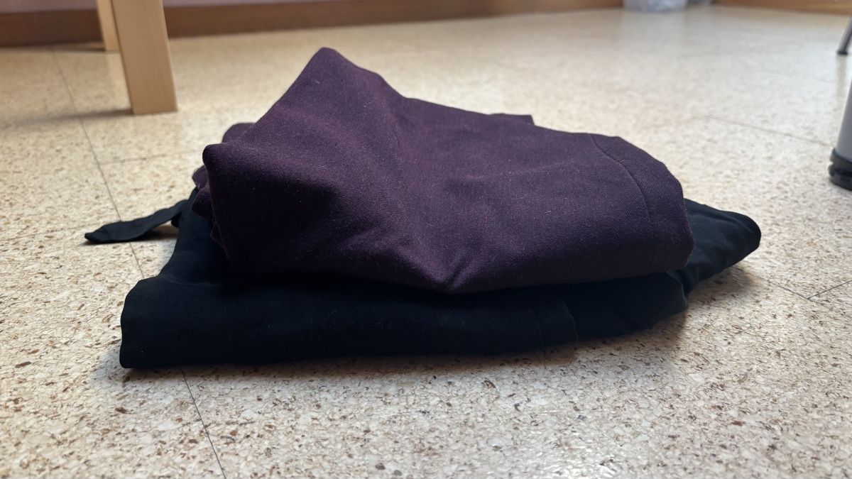 Kleiderpakete: Kleiderpaket: Zwei Stoffhosen 34 – Gebraucht aus Roggwil BE von R..