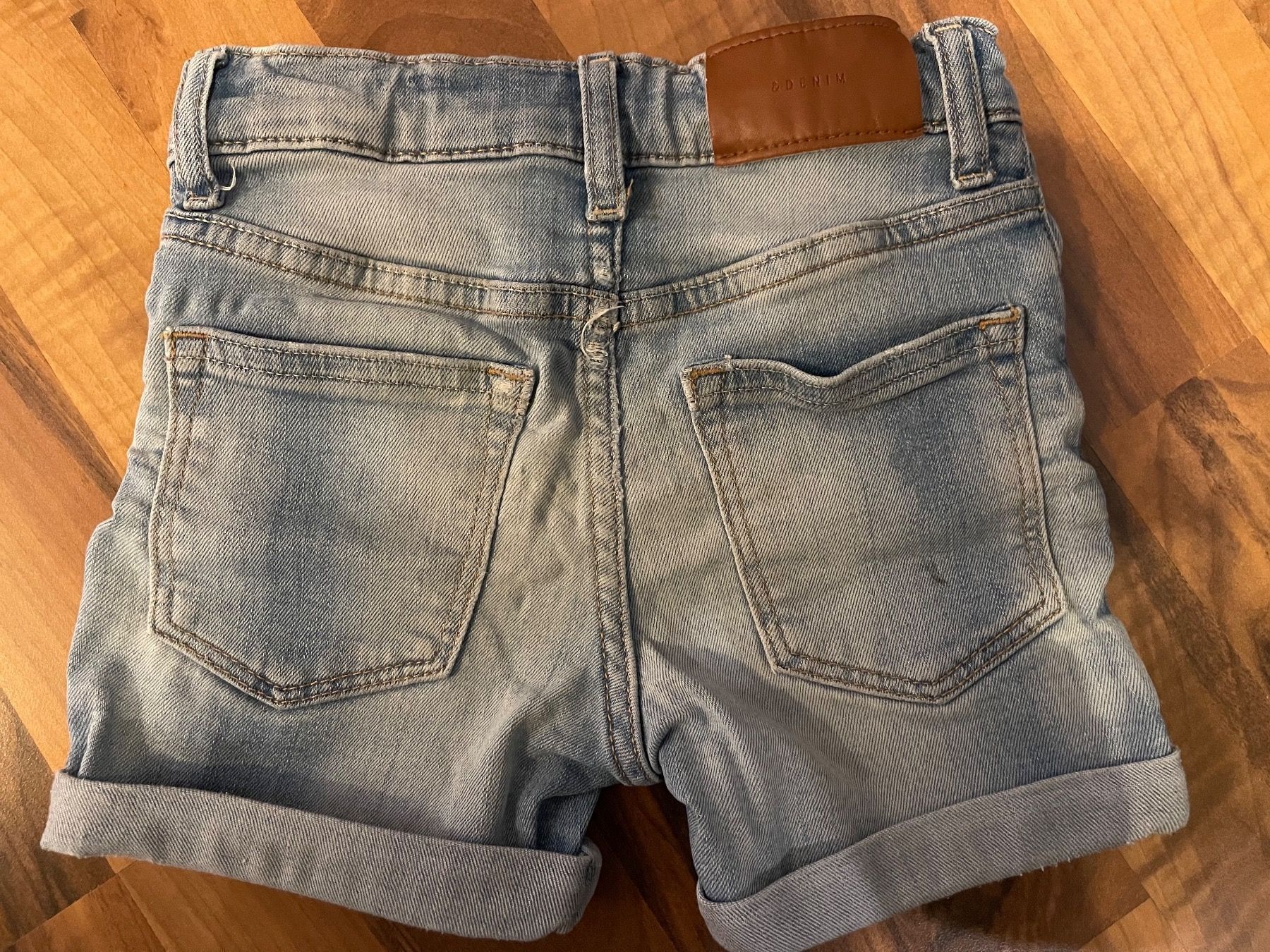 H&M Pantaloni: Jeans Shorts Grösse 98 – Usato da Goldswil venduto da Fisel 1