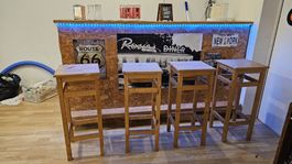 Hausbar Theke aus Holz mit vier Barhockern, Licht und Deko