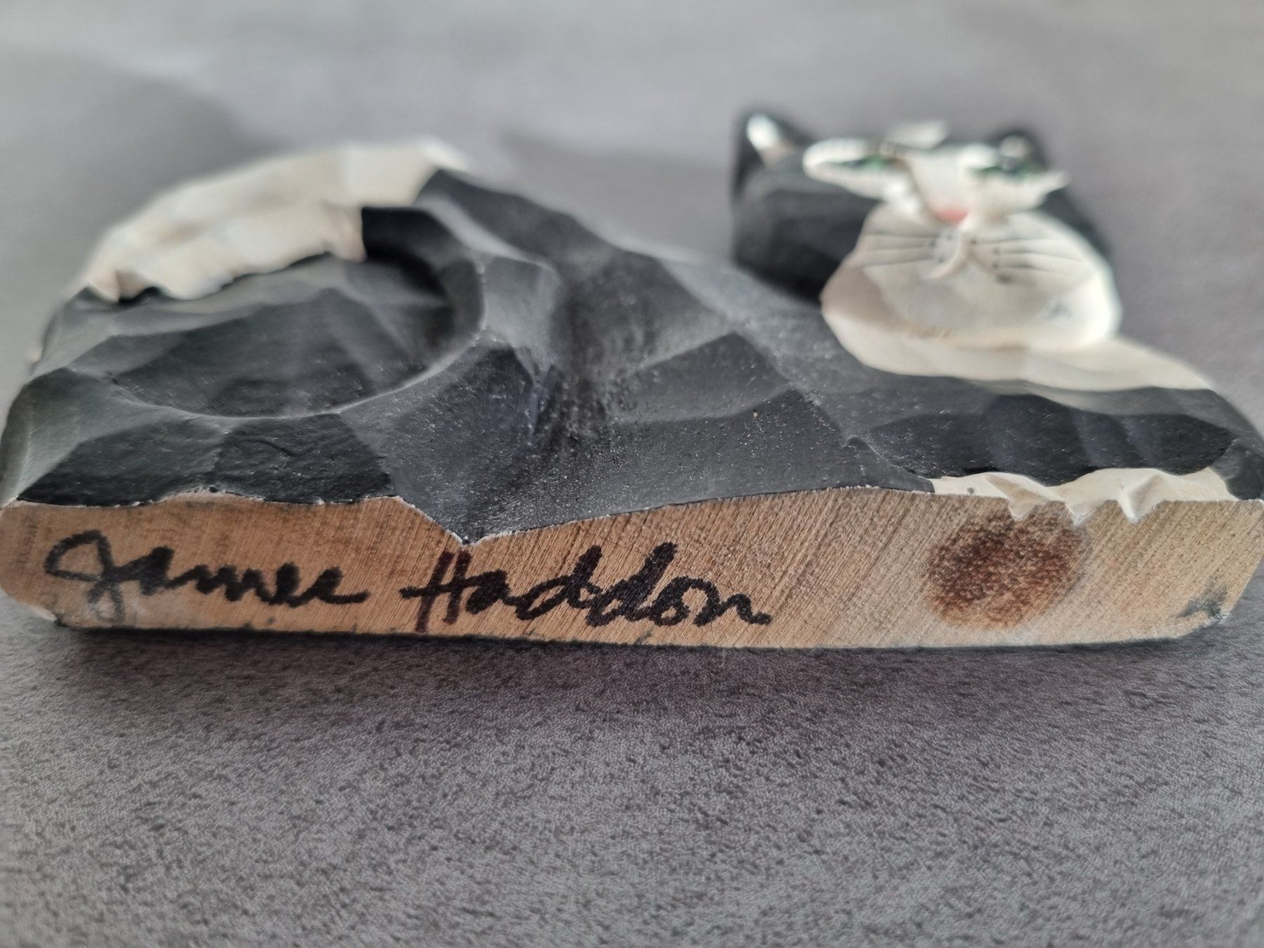 Statuette: Holz-Katze, handgeschnitzt, signiert James Haddon – Usato da Lenzburg venduto da freedomky 2