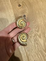 Goldene Ohrringe Muschel-Design, neu