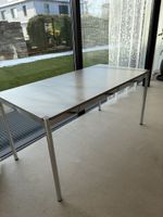 USM Haller Tisch, hellgrau mit Chromstahlgestell, Top!