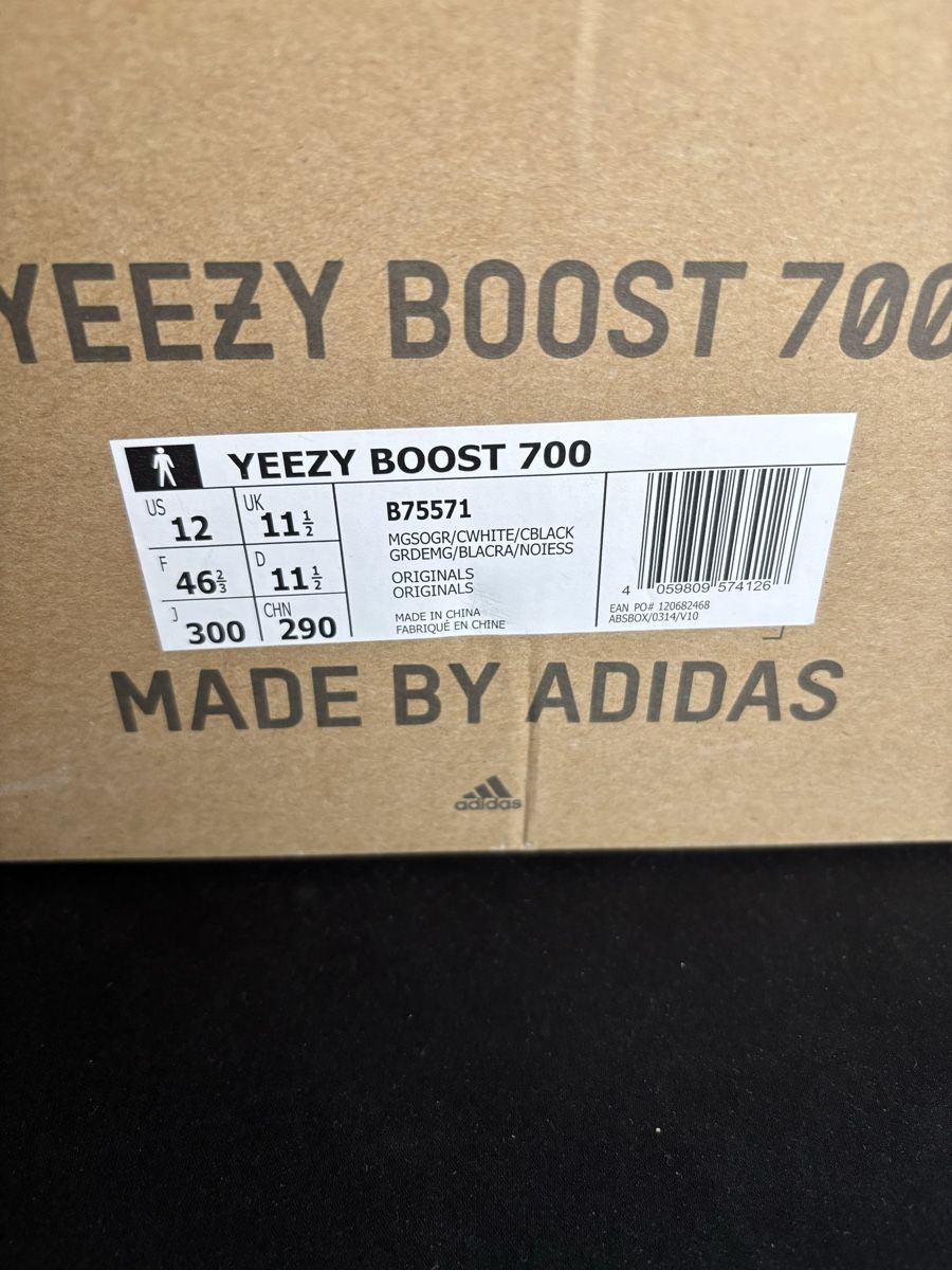 Adidas Herrenschuhe: adidas yeezy boost 700 wave runners, US 12 – Gebraucht aus Langnau am Albis von CollectingCoRe 5