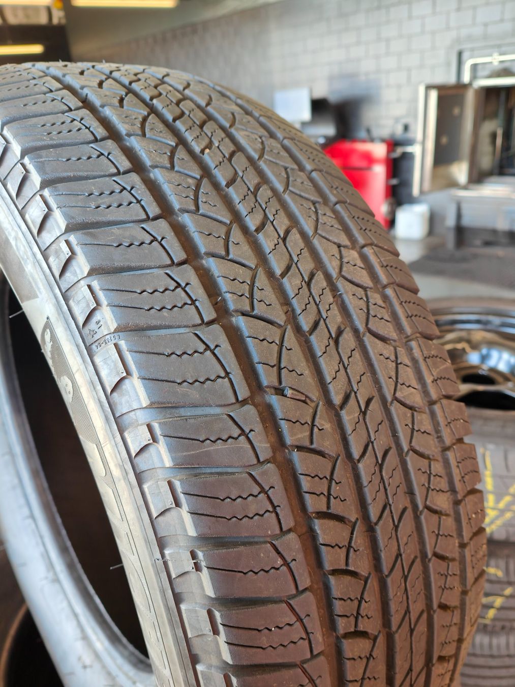 Michelin Pneumatici & Ruote complete: Sommerreifen 265/65 R17 – Usato da Oberengstringen venduto da Reifen-Lagerverkauf 3