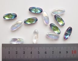 12 ovale Glasperlen mit irisierendem Schimmer