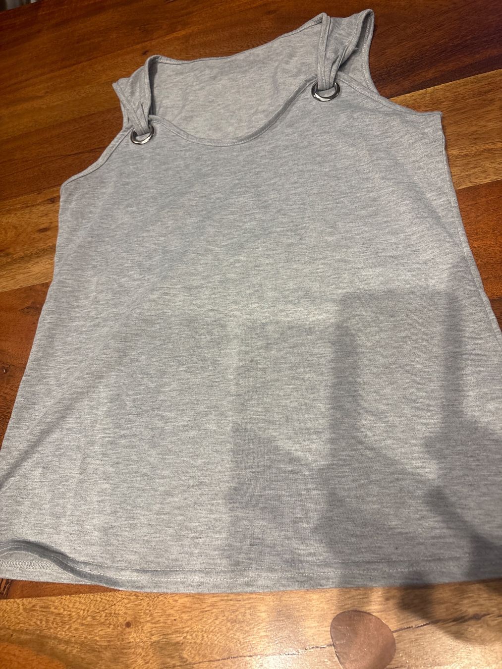Top: Graues Sommer Top mit Ring Details, Gr. M - neu – Nuovo (secondo la descrizione) da Andwil SG venduto da schmei