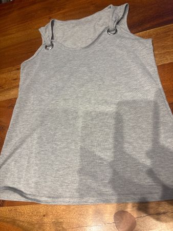 Graues Sommer Top mit Ring Details, Gr. M - neu