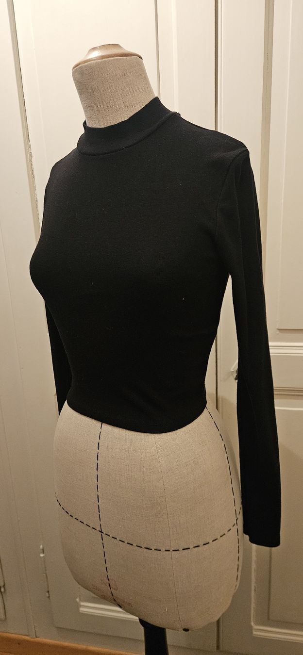 Bershka Tops: Schwarzes BW-Cropped-Langarmshirt, Grösse S/36 – Gebraucht aus Luzern von mon_vr75