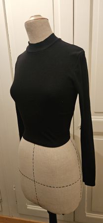 Schwarzes BW-Cropped-Langarmshirt, Grösse S/36