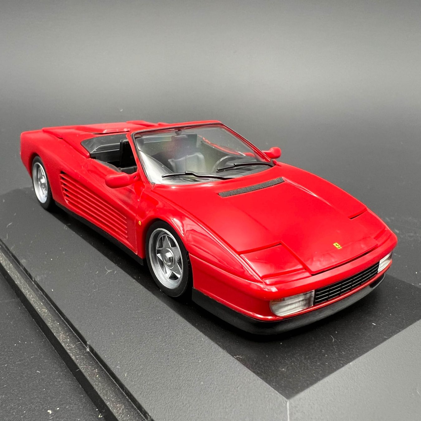 Herpa Modellini d'auto: Ferrari Testarossa Cabrio Vitrinenmodell ohne OVP – Usato da Häusernmoos venduto da adlerfedern 1