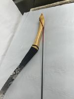 Traditionellet Langbogen mit Schlangenmuster