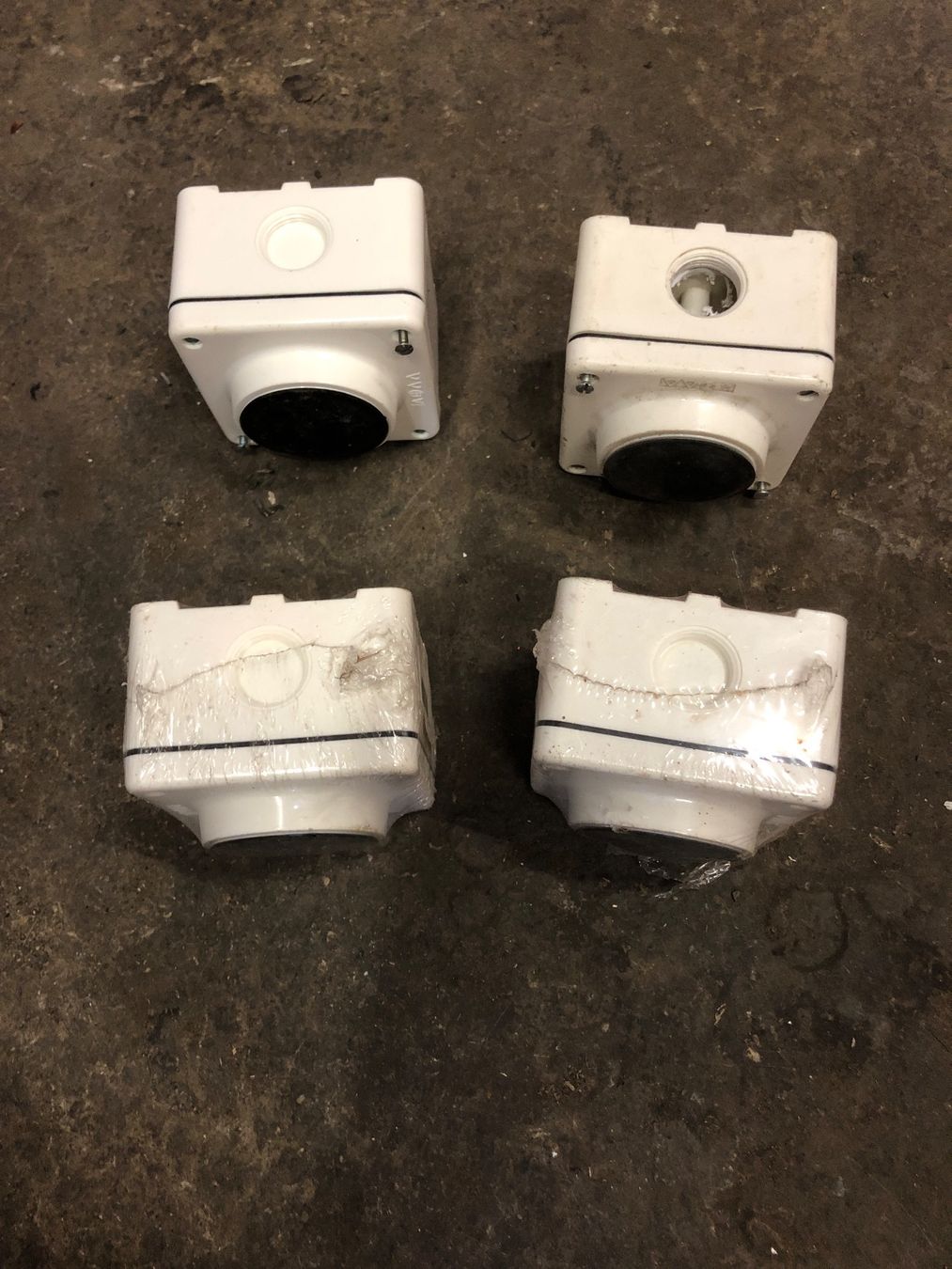 Interruttori: 4 boutons poussoirs – Usato da Chénens venduto da Toutaunfranc 4