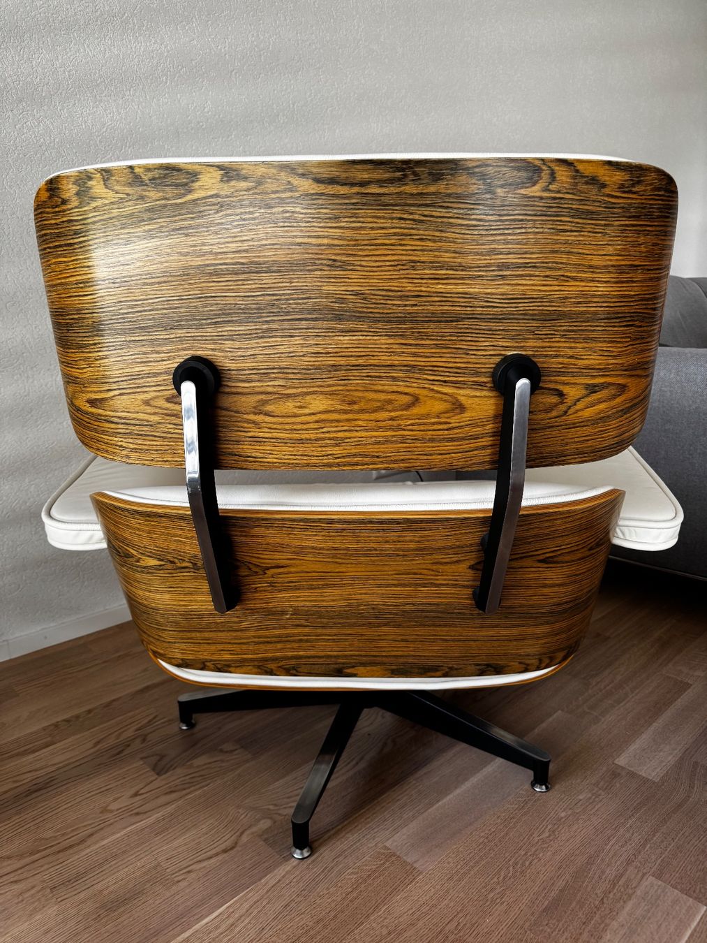 Eames Sessel: Eames Lounge Chair & Ottoman – Gebraucht aus Echichens von unideks 2