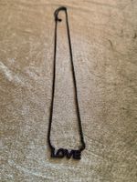 Schwarze Halskette mit LOVE Anhänger