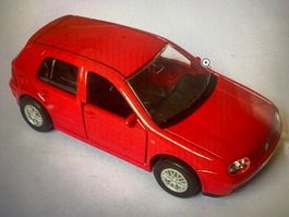 Volkswagen VW Golf IV WELLY 9732 1-32? 11.5cm Tü-RZ rot 185