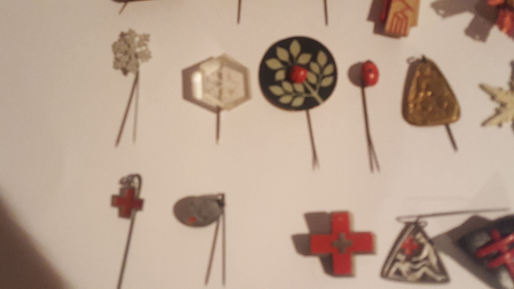 Placchette & Badge: 26 Rotkreuz- und Winterhilfe Abzeichen – Usato da Remetschwil venduto da Privatflohmi 4