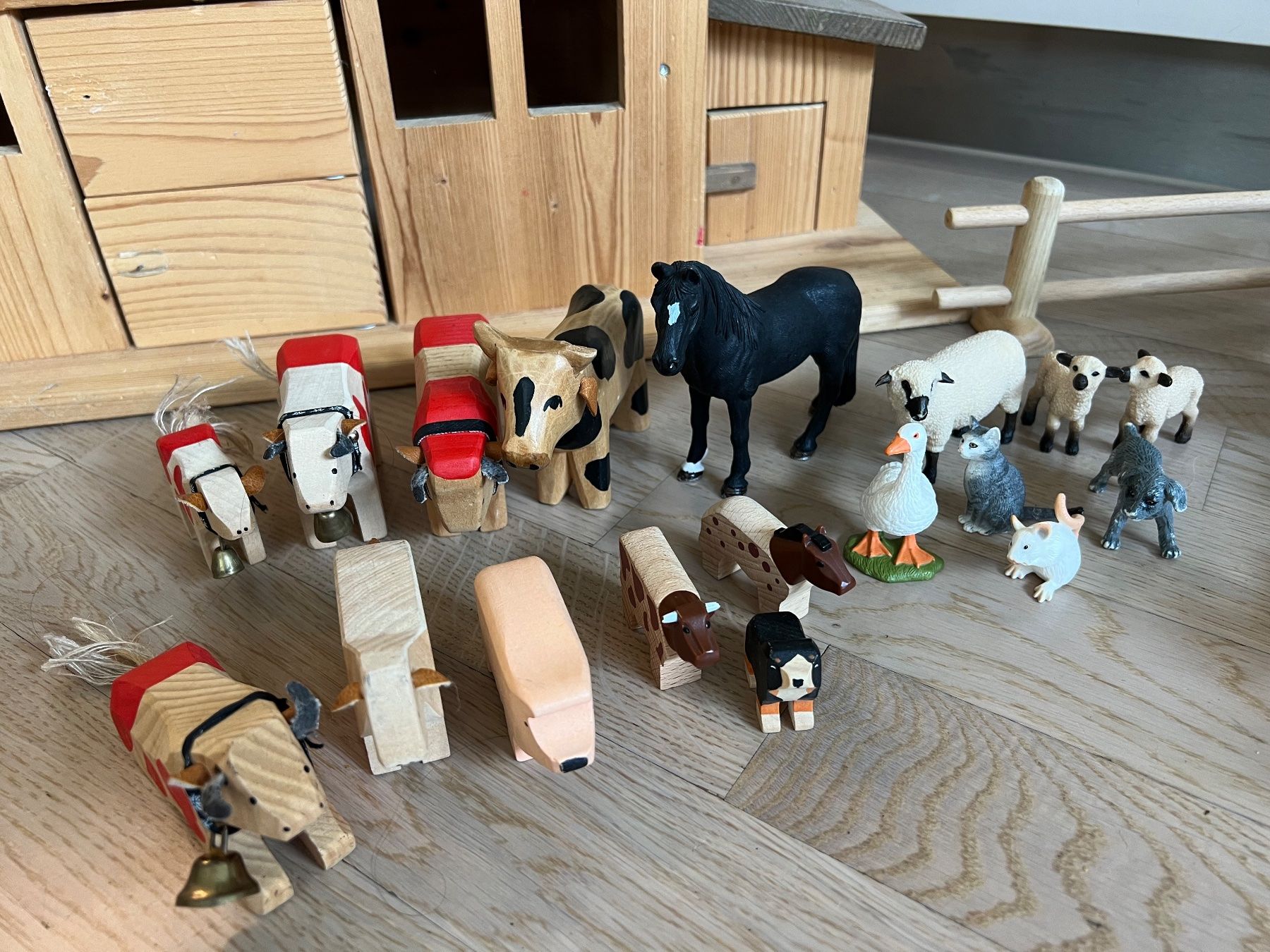 Trauffer Giocattoli: Stall Trauffer Holz / Tiere Trauffer / Schleich – Usato da Brunnen venduto da Heidi999 1