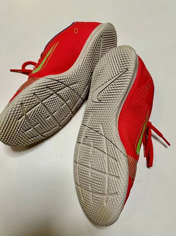 Schuhe für Jungen: Hallenschuhe Nike – Gebraucht aus Richterswil von Tiptop45 1