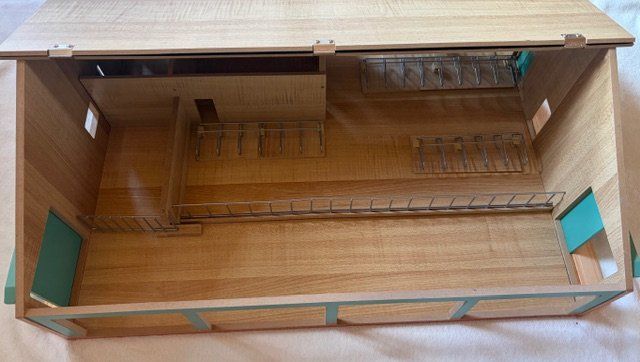 Giocattoli: Kuhstall aus Holz mit Liegeboxen – Usato da Wislikofen venduto da Lioke 4