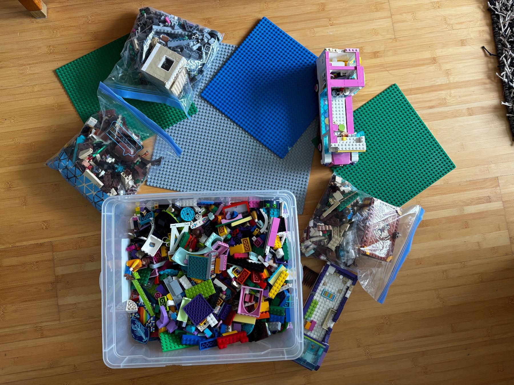 Lego Spielzeuge: 5 Kilo Lego, inkl. 4 Bodenplatten – Gebraucht aus Langnau am Albis von Bodossekretaer