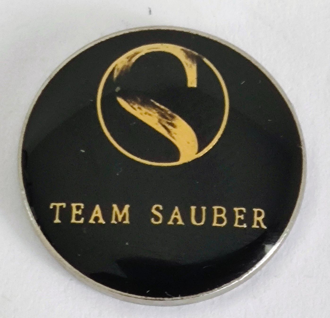 Plaketten & Abzeichen: Formel 1 Pin Tean Sauber – Gebraucht aus Pfäffikon ZH von Colacity