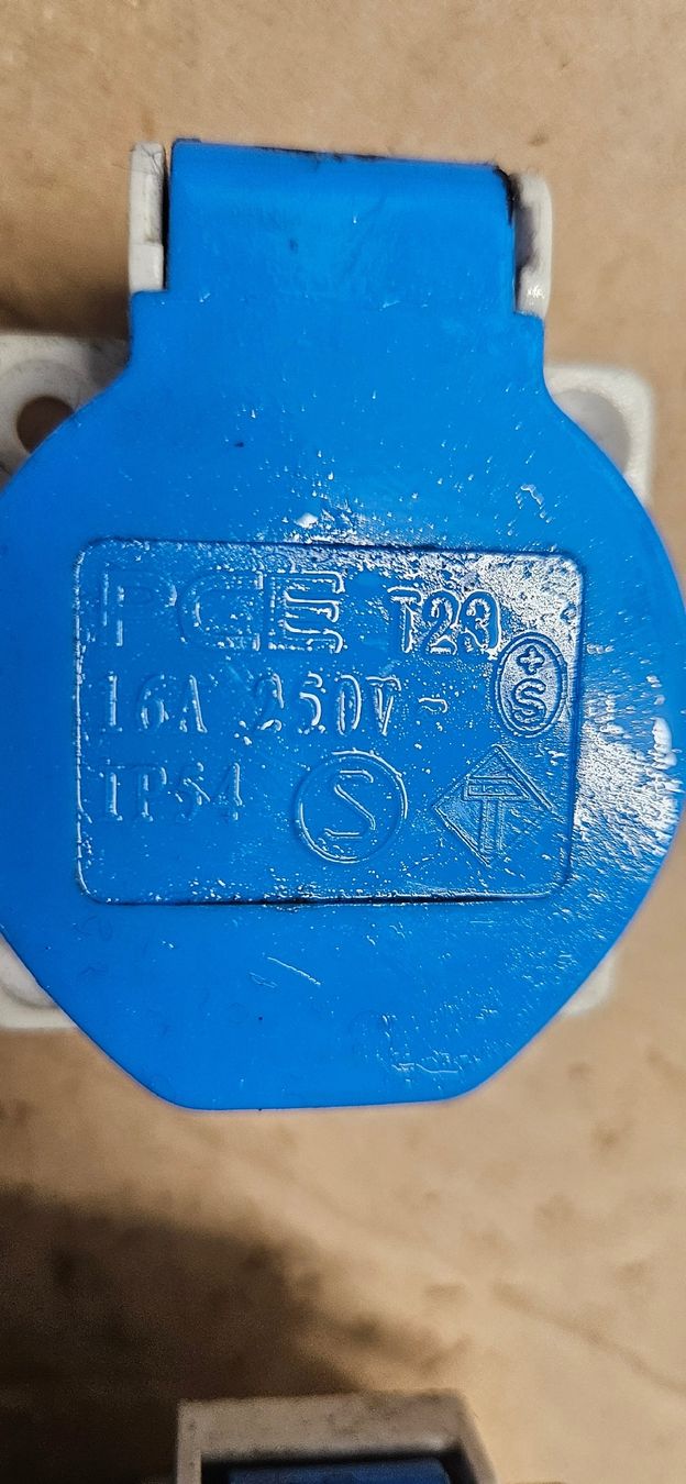 GIFAS Stecker: 4 PCE Einbausteckdosen T23 16A 250V  – Gebraucht aus Baar von Vel...Baar45 1