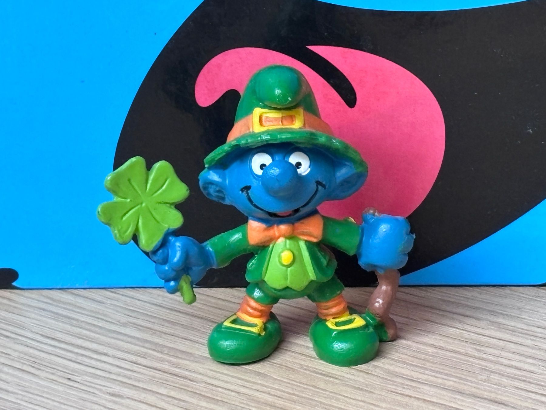 Schleich Figuren: St. Patrick Schlumpf mit Kleeblatt – Gebraucht aus Lyss von Duckszone