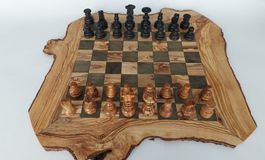 Schachbrett mit Figuren aus Olivenholz