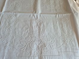 Wunderschöne neue Tischdecke mit aufwendiger Stickerei
