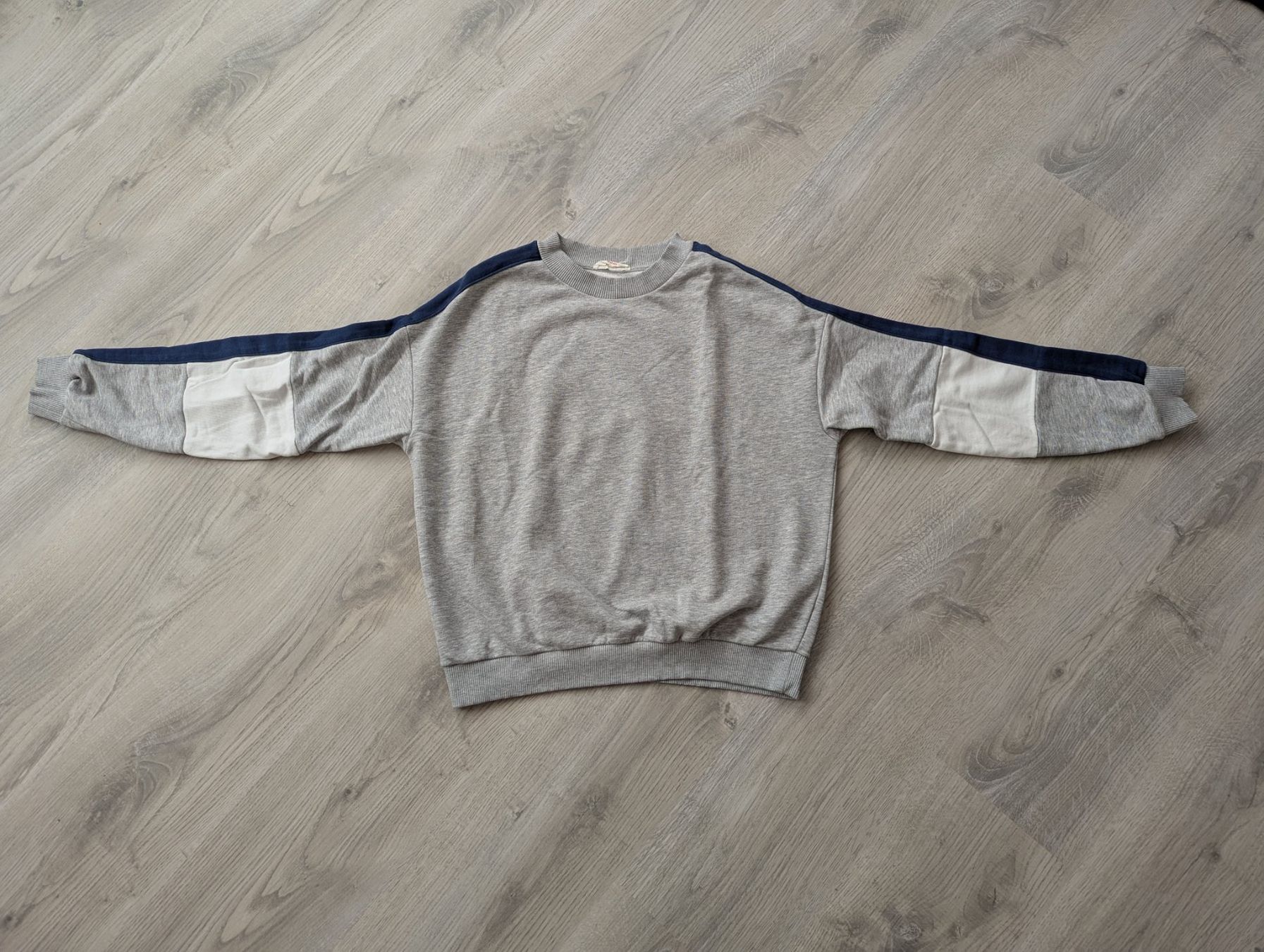 Maglioni & Felpe: Grauer Pulli mit Streifen an den Ärmeln Gr. S – Usato da Goldingen venduto da YouAreMySunshine
