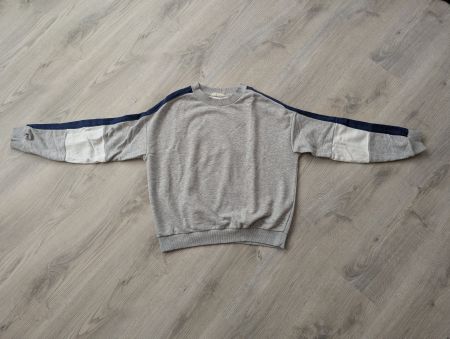 Grauer Pulli mit Streifen an den Ärmeln Gr. S