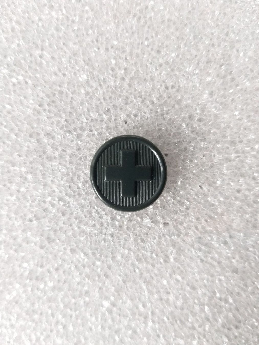 Bottoni: Uniformknopf Ord. 1949 16 mm Variante 2 – Usato da Bauma venduto da SwissMilitaria