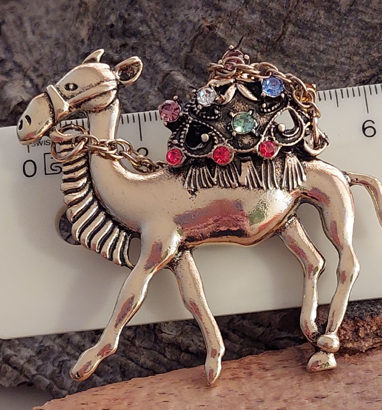Broches & Aiguilles: Kamel Brosche mit Strass - Goldfarben mit Kettchen – Neuf (Voir description) à Oberwil BL par Hunajakakku 8