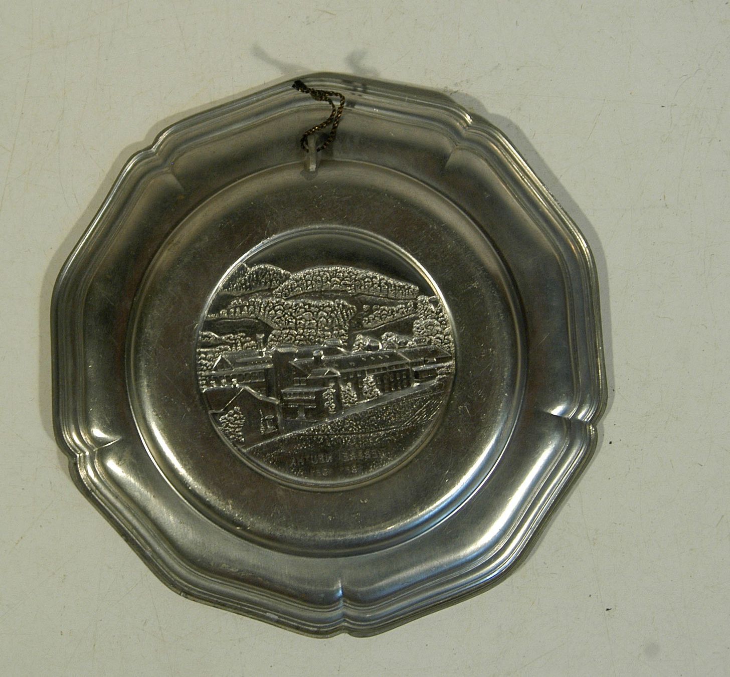 Teller: Weberei Neuthal 1961 Metallteller – Gebraucht aus Herisau von Wisen 2