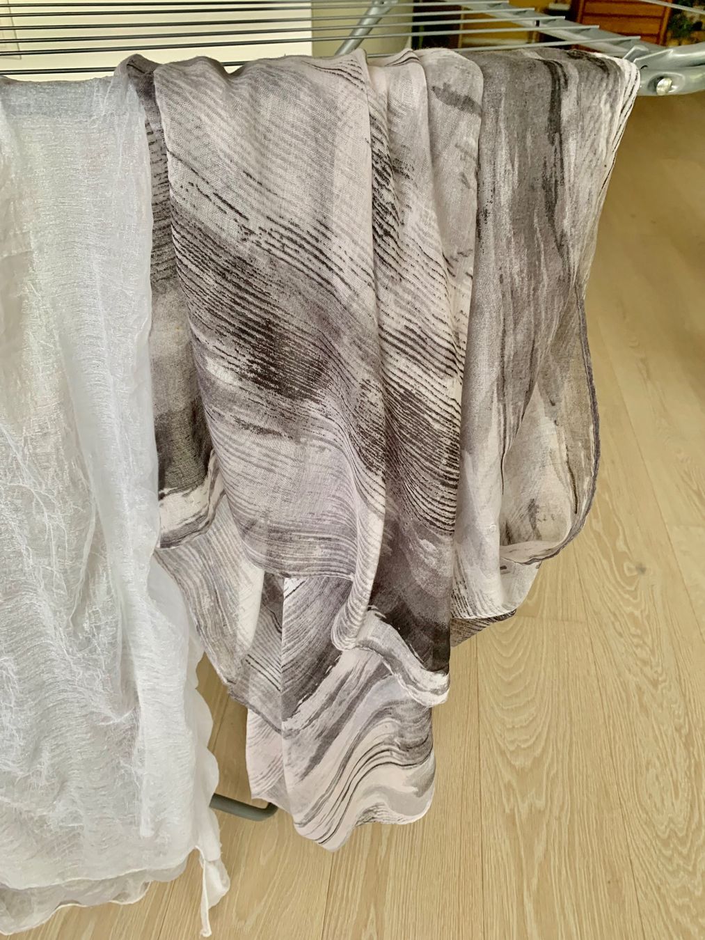 Foulard & Sciarpe: 3 Sommer Schals: Leoprint, Weiss, Grau – Usato da Schwanden GL venduto da Cicala 2