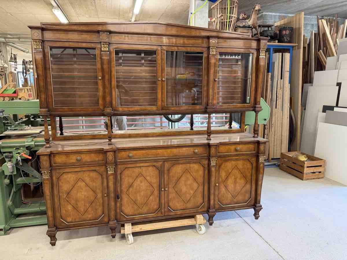 Credenze: Buffet in Nussbaum mit Vitrine Italien – Usato da Brunnen venduto da Stoeffel_ 1